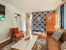 4 Bdrm Getaway with Hot Tub - Image 2