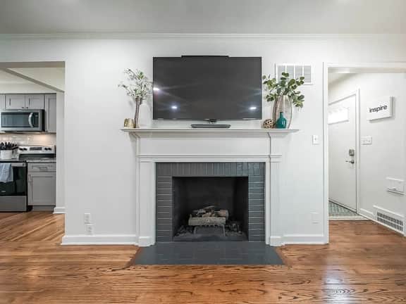 New Listing!  4 Bdrm Plaza Charmer!  Pet Friendly! - Image 5
