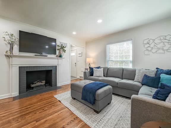 New Listing!  4 Bdrm Plaza Charmer!  Pet Friendly! - Image 4
