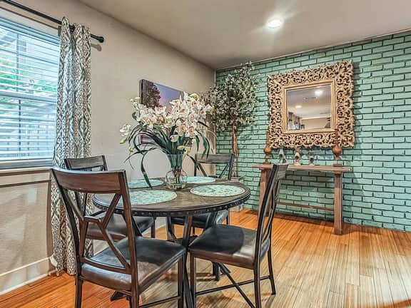 Quiet Plaza 2 Bed 2 Bath Unbeatable Location - Image 2