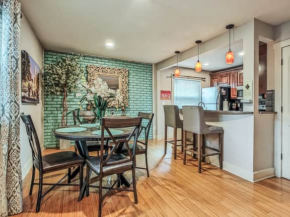 Quiet Plaza 2 Bed 2 Bath Unbeatable Location - Image 5