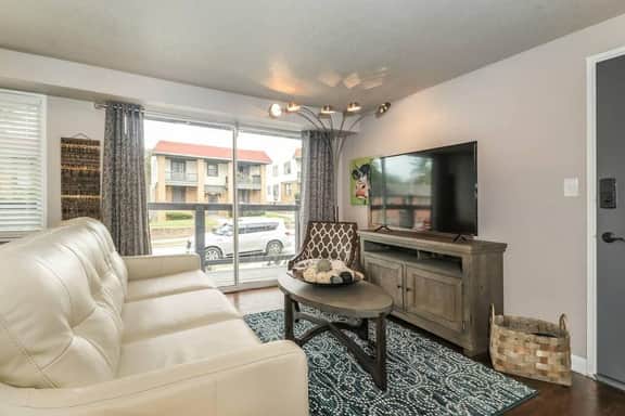 First Floor with 2 King Bedrooms - Image 5