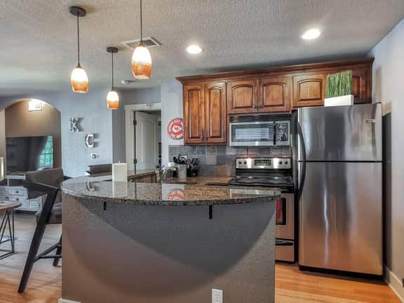 New Listing Luxury King Plaza - Image 4