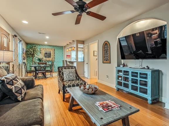 Quiet Plaza 2 Bed 2 Bath Unbeatable Location - Image 1