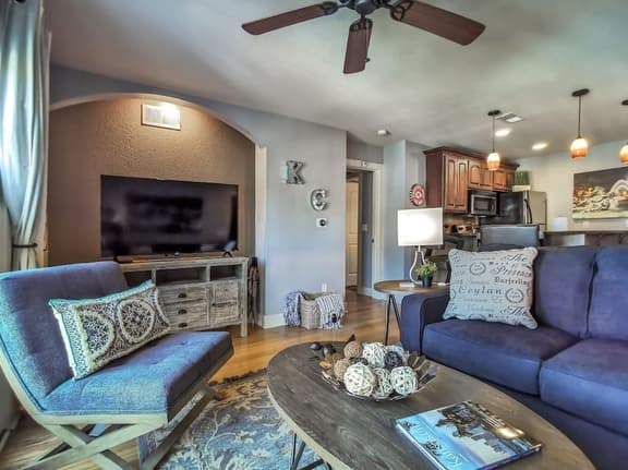 New Listing Luxury King Plaza - Image 1